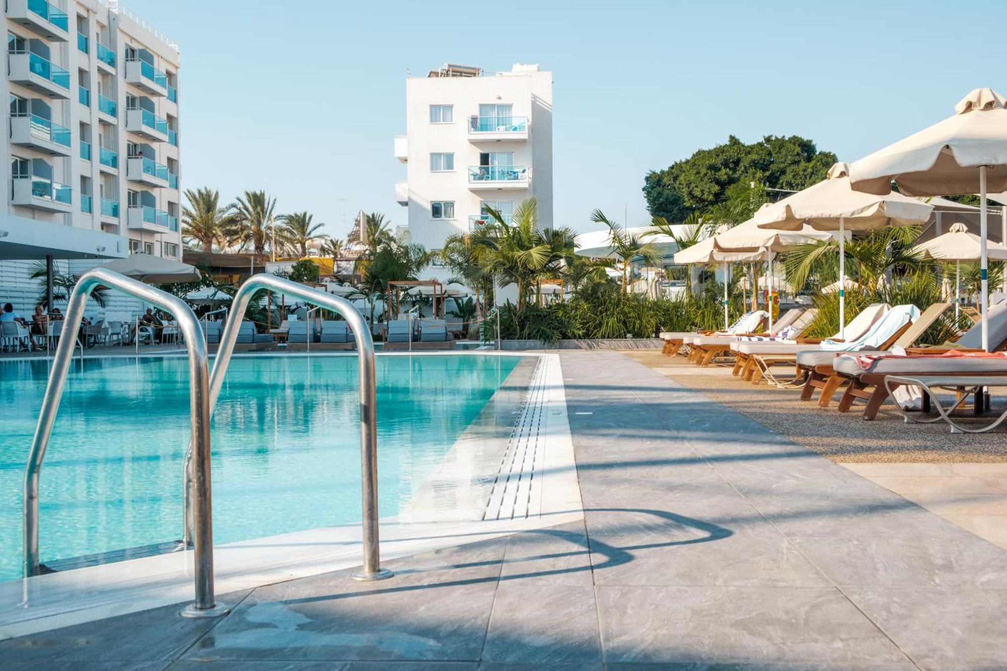 Отель Kapetanios Bay 3*